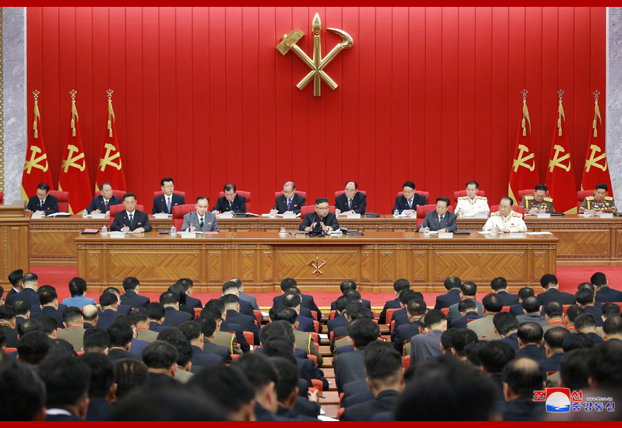 金正恩主持北韓勞動黨第八屆中央委員會第三次全體會議，金正恩在會議上主動提及北韓糧荒問題，要求「舉全黨全國之力」保障糧食產量。 圖：翻攝朝中社