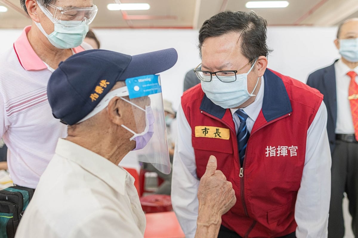 桃園市長鄭文燦視查高齡者接種疫苗情形。 圖：桃園市政府／提供
