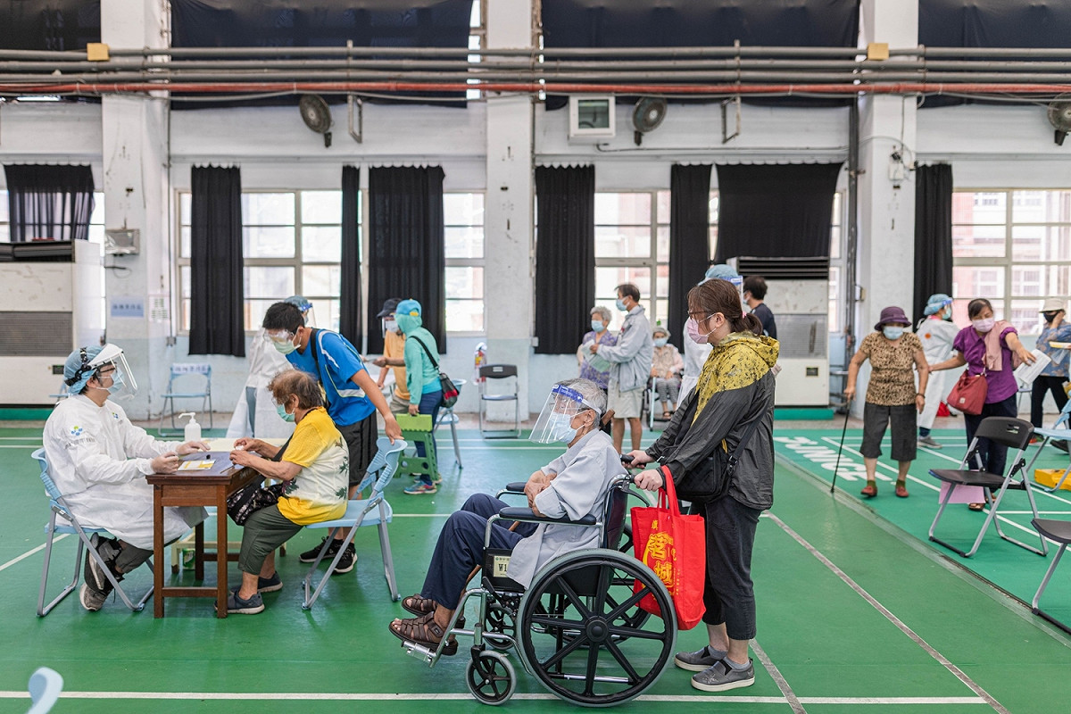 市府將施打動線規劃略做改善，各站接種秩序良好，接種速度也比昨天快。 圖：桃園市政府／提供