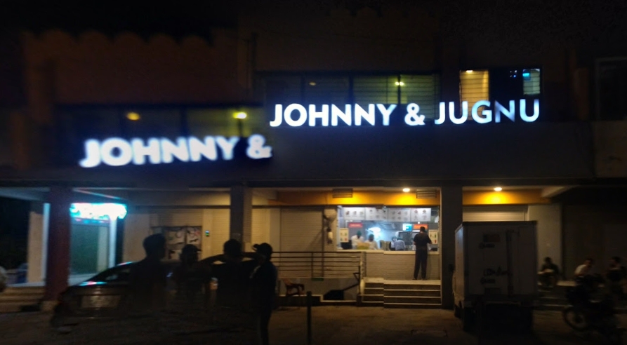 巴基斯坦拉合爾市的「約翰尼和朱格努」（Johnny &amp; Jugnu）連鎖速食店。 圖 : 翻攝自google map