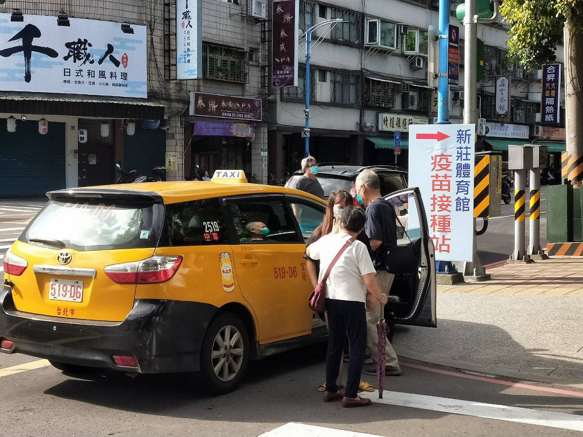 民眾也可以預約「接種小黃」計程車車隊，車隊會優先派車。 圖：新北市交通局提供
