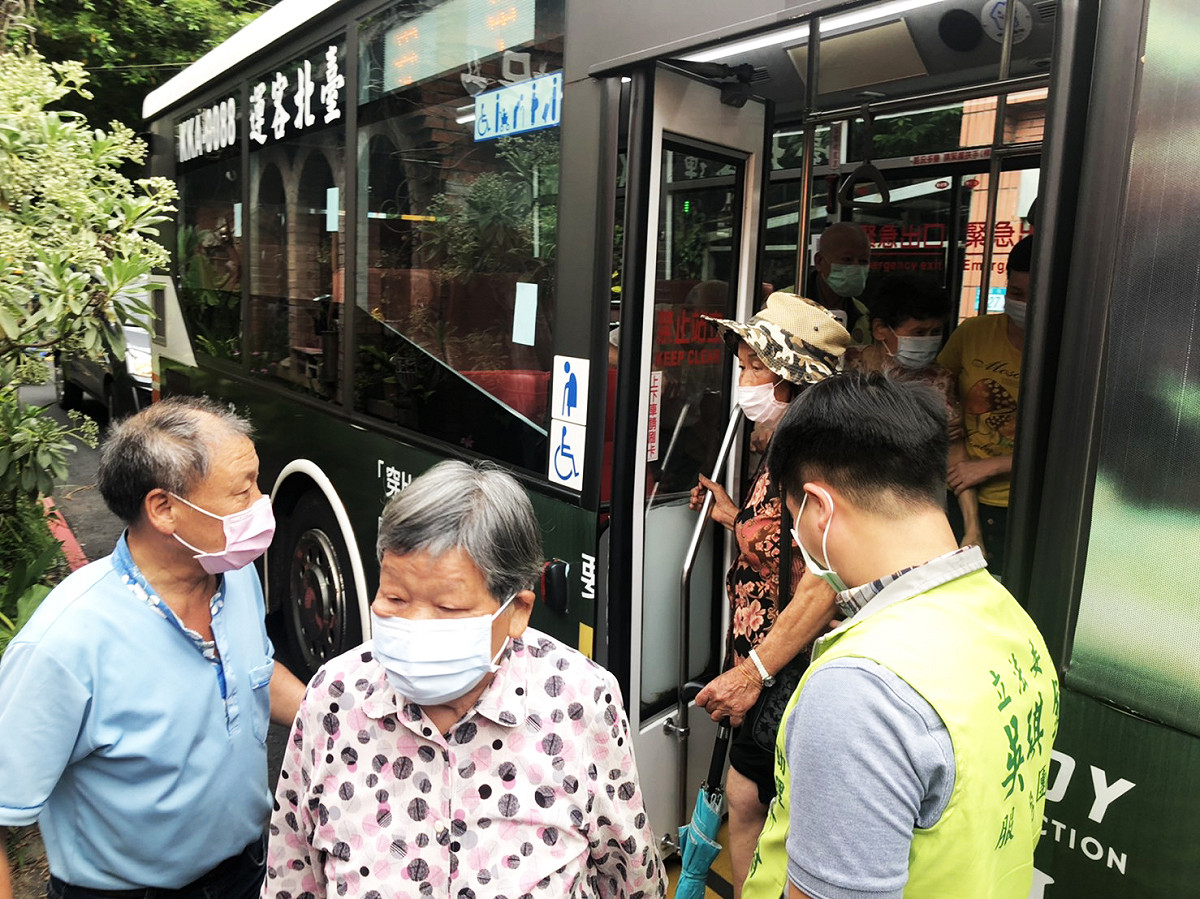 「接種大巴」提供長者至各區接種站施打疫苗的接送服務。 圖：新北市交通局提供