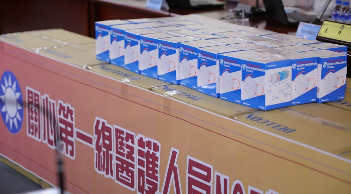 國民黨宣布捐贈10萬個FFP2口罩，援助第一線醫護人員。 圖：國民黨文傳會/提供