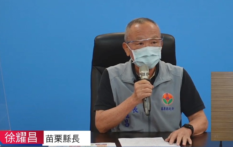 針對議員質疑，把民代列入優先施打名單是「挖洞給民代跳」，縣長徐耀昌回嗆「不要把自己看得太偉大」。 圖：翻攝徐耀昌臉書