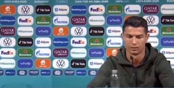 萄牙足球明星前鋒「C羅」羅納度（Cristiano Ronaldo）把可樂推開，轉而喝水。 圖 : 翻攝自騰訊網