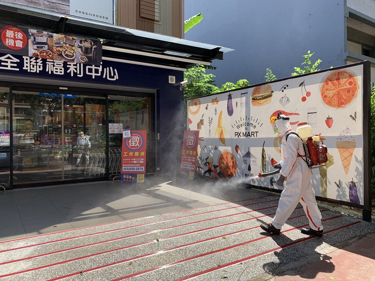 新竹縣新增5確診病例，縣府公布足跡，並派員清消。 圖：新竹縣政府提供