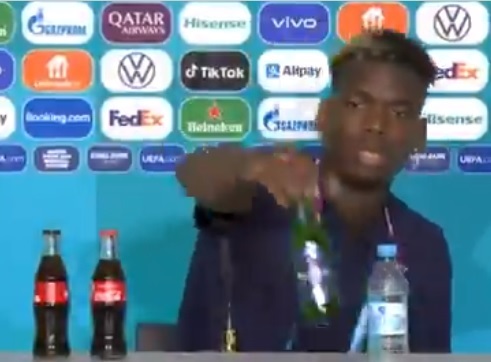 法國中場大將博格巴(Paul Pogba)在今日的記者會中，同樣將桌上的贊助商海尼根拿走 圖:翻攝自推特
