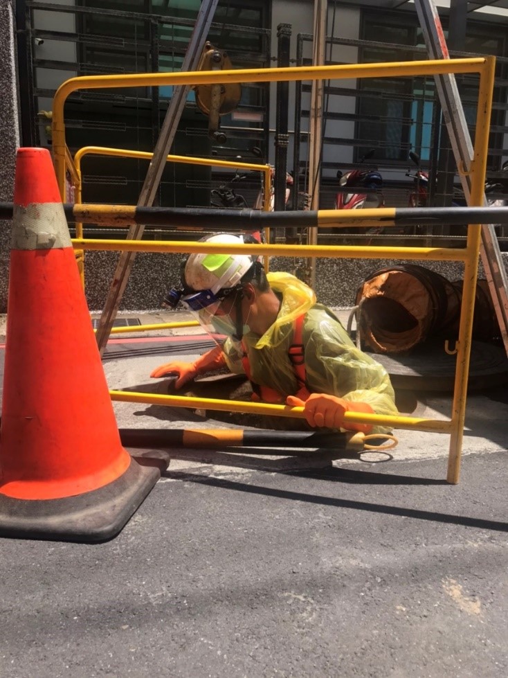 污水人孔巡檢維護作業 圖：新北市水利局提供