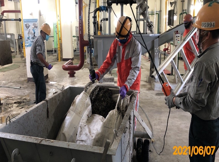 污水廠污泥清運作業 圖：新北市水利局提供