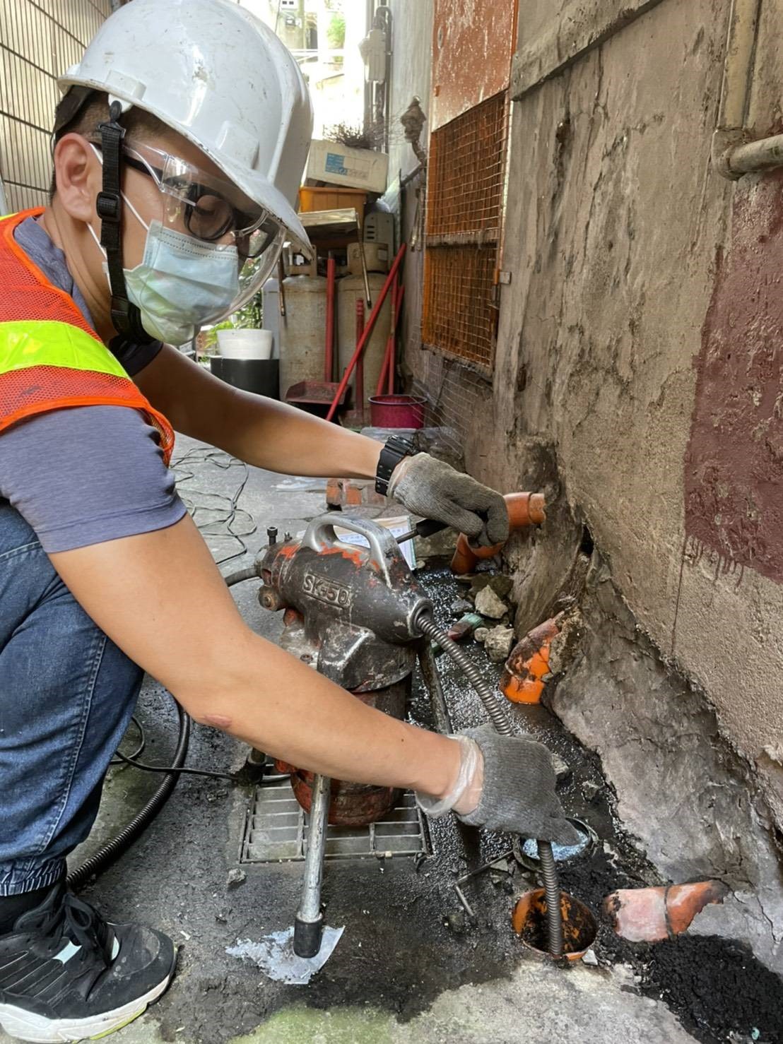 污水管清疏作業 圖：新北市水利局提供