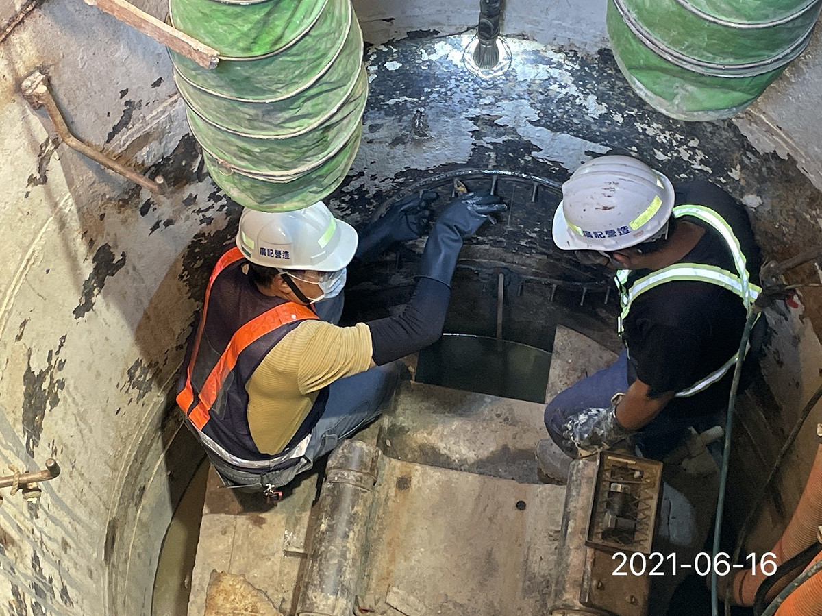 污水工作井內部作業 圖：新北市水利局提供