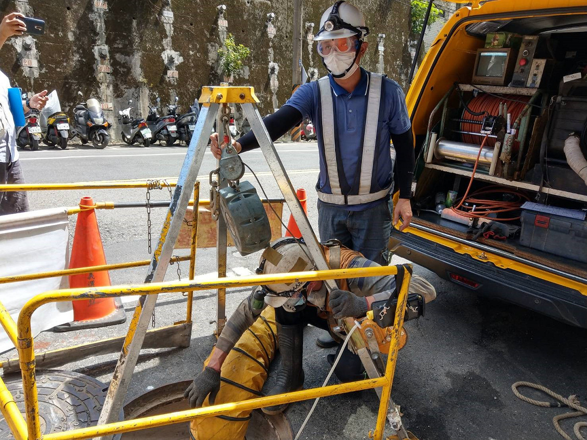 進入人孔前安全設備檢查 圖：新北市水利局提供
