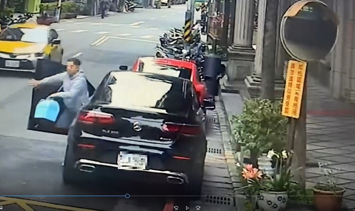 動保處調閱監視畫面邱嫌下車手持提籠。  圖：新北市動保處提供