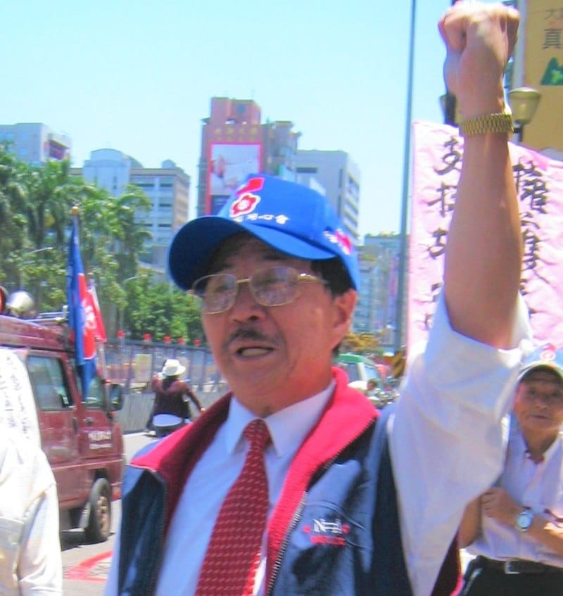 愛國同心會會長周慶峻今天(16日)因新冠肺炎病逝，享年77歲。 圖：翻攝維基百科/CC BY-SA 4.0