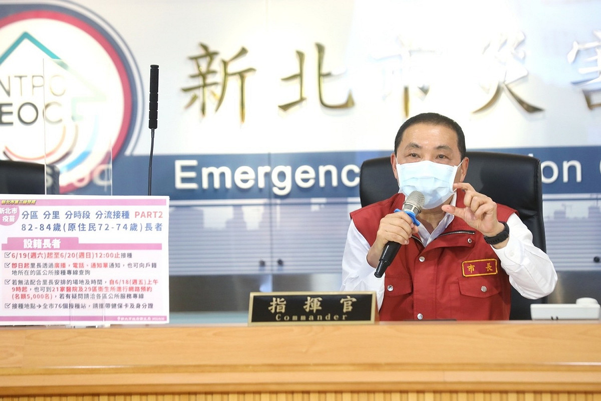 侯友宜說明新北市第二波長者接種疫苗計劃，無論是否設籍新北市的82-84歲長者皆可接種。 圖：新北市政府/提供