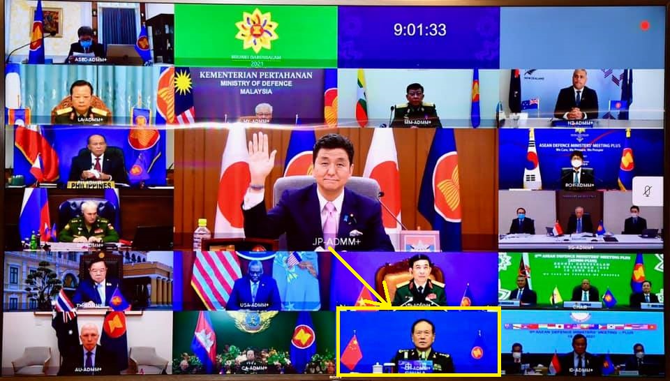 日本防衛大臣岸信夫（中）出席東協國防部長擴大會議視訊，批中國《海警法》牴觸國際法，更強調台灣和平，而中國防長魏鳳和（下排右二）面無表情。 圖：翻攝自日本防衛省臉書
