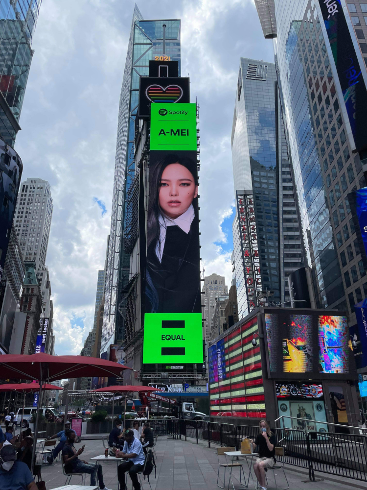 張惠妹照片近日登上時代廣場的巨型LED。 圖：EMI提供