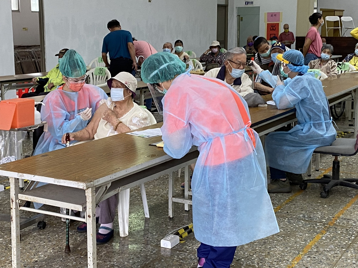 高雄傳出打疫苗老翁死亡，接種計畫仍繼續進行。 圖：高雄市政府/提供