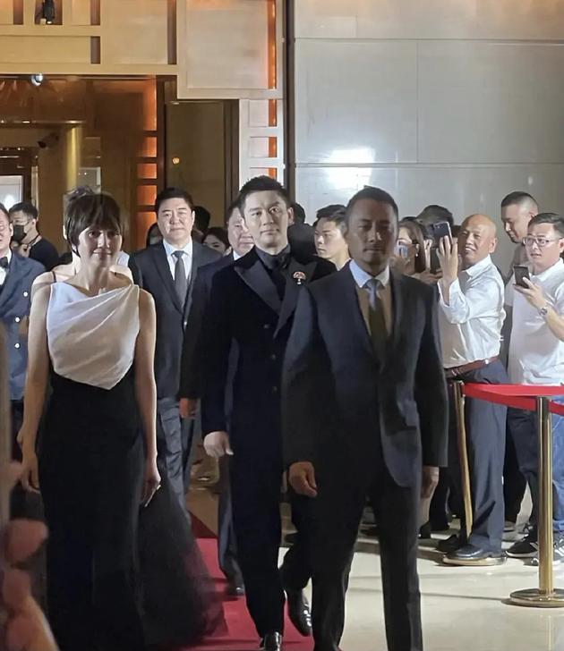 張涵予膚色明顯比一旁的袁泉、李晨等人黑上好幾階。 圖：翻攝自微博