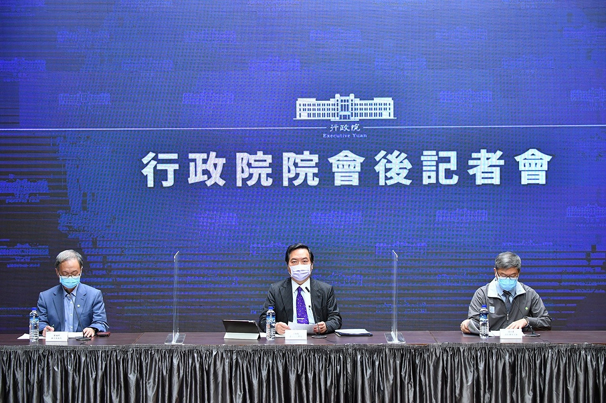 行政院今（18）日中午召開記者會，針對鴻海集團創辦人郭台銘擬採購500萬劑BNT疫苗一事指出，政府將發函授權台積電及永齡基金會，代表政府洽談購買BNT疫苗，送抵台灣捐贈給政府。 圖：行政院 / 提供