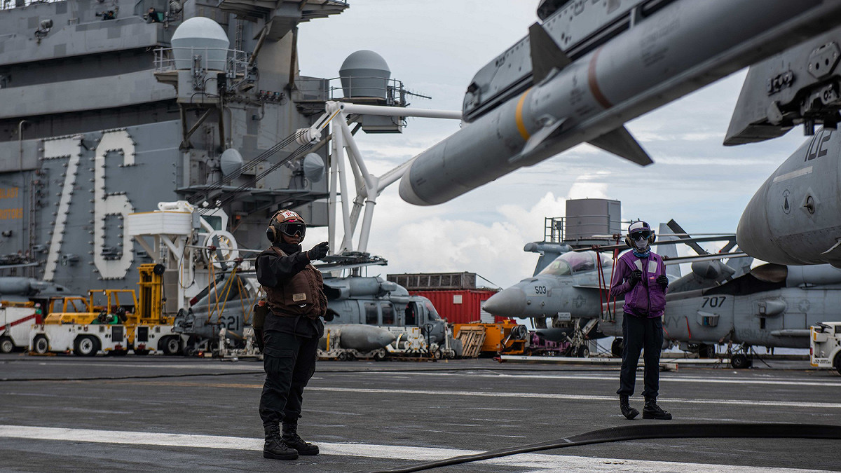 「雷根號(CVN-76)」航空母艦今年首度在南海進行演訓，第五艦載機聯隊(CVW-5)近日密集進行區域地形地貌熟悉、起降訓練。 圖：翻攝U.S. Pacific Fleet推特