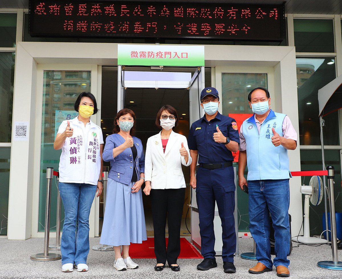 高雄市議長曾麗燕(中)送警局防疫消毒門。 圖：高雄市議會/提供