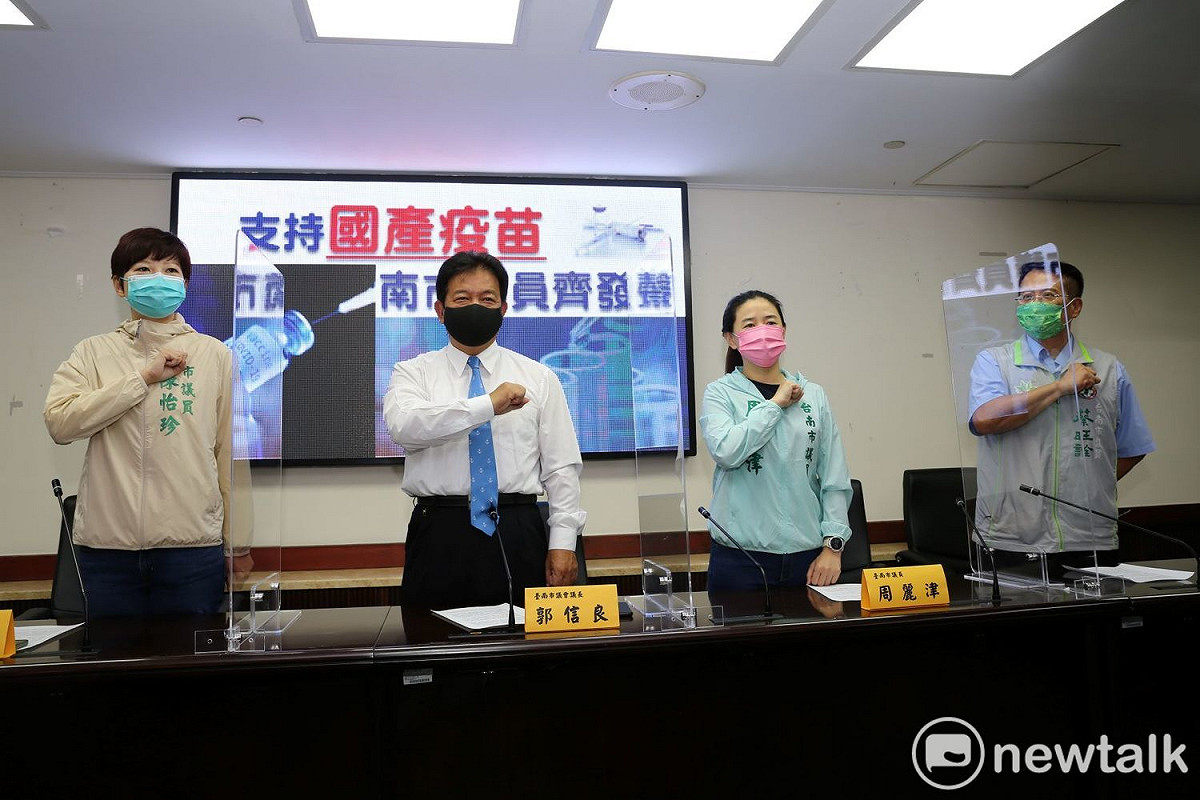 為了支持國產疫苗，臺南市議會郭信良議長今日向議員們發起以行動支持國產疫苗，只要國產疫苗獲得衛福部EUA的緊急授權可以進行施打時，自願接種國產疫苗。 圖：黃博郎／攝