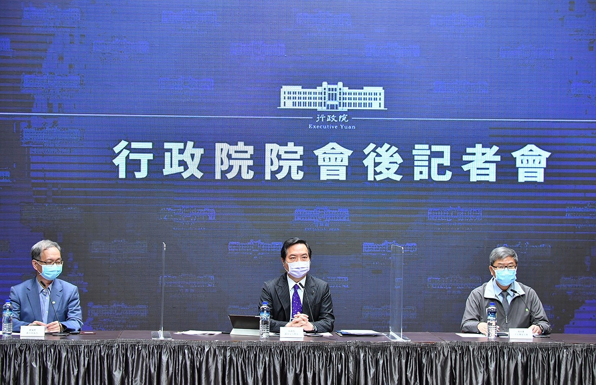 行政院發言人羅秉成（中）今（17）日於院會後記者會表示，行政院政務委員唐鳳所研發的「疫苗預約接種平台」等開放給「不特定、一般大眾」施打時，就會上路。 圖：行政院提供