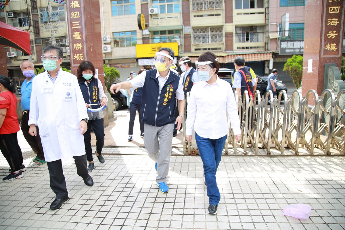 盧秀燕市長視察龍井前進指揮所。 台中市政府/提供