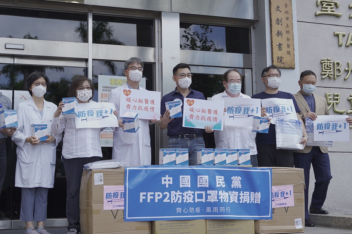 國民黨主席江啟臣赴北市聯合醫院捐贈防疫物資。 圖：國民黨文傳會提供