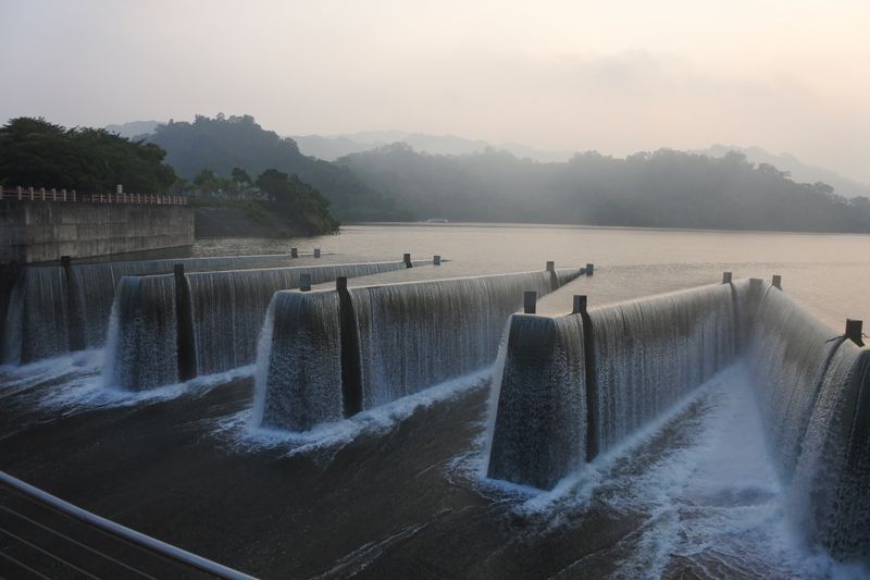 鯉魚潭水庫蓄水率重回40%、蓄水量達4617萬噸(圖為鯉魚潭水庫鋸齒堰)。 圖：中水局／提供(資料照)