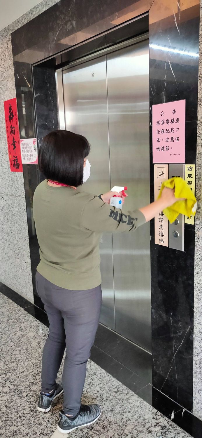 安心即時上工-市府大樓電梯清消。 圖：台中市政府/提供