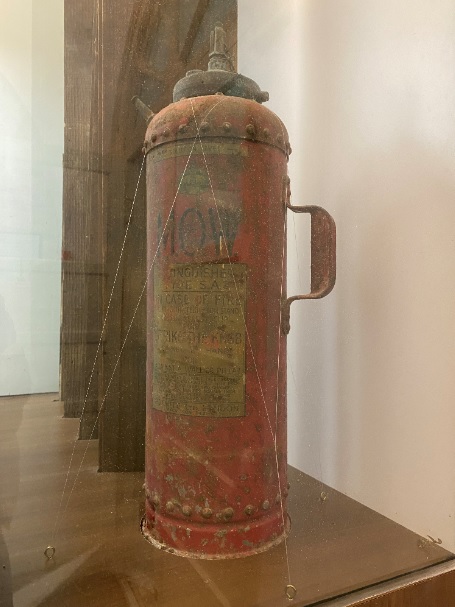 淡古藏有1個1949年製造的滅火器，展示在淡水紅毛城中。 圖：新北市立淡水古蹟博物館提供