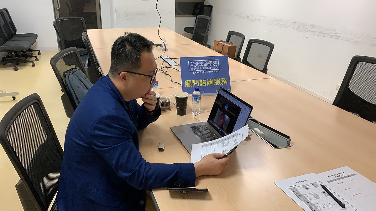 新北電商提供新北市企業免費諮詢服務，企業有任何關於電商問題，歡迎撥打諮詢專線。 圖：新北市經發局提供