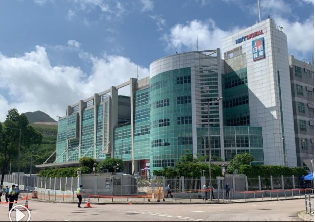香港國安處17日動員500警力，再對《蘋果日報》大樓進行大規模搜查，並以違反港版國安法為由，逮捕《壹傳媒》高層5人，並凍結公司資產。 圖：翻攝香港電台網站