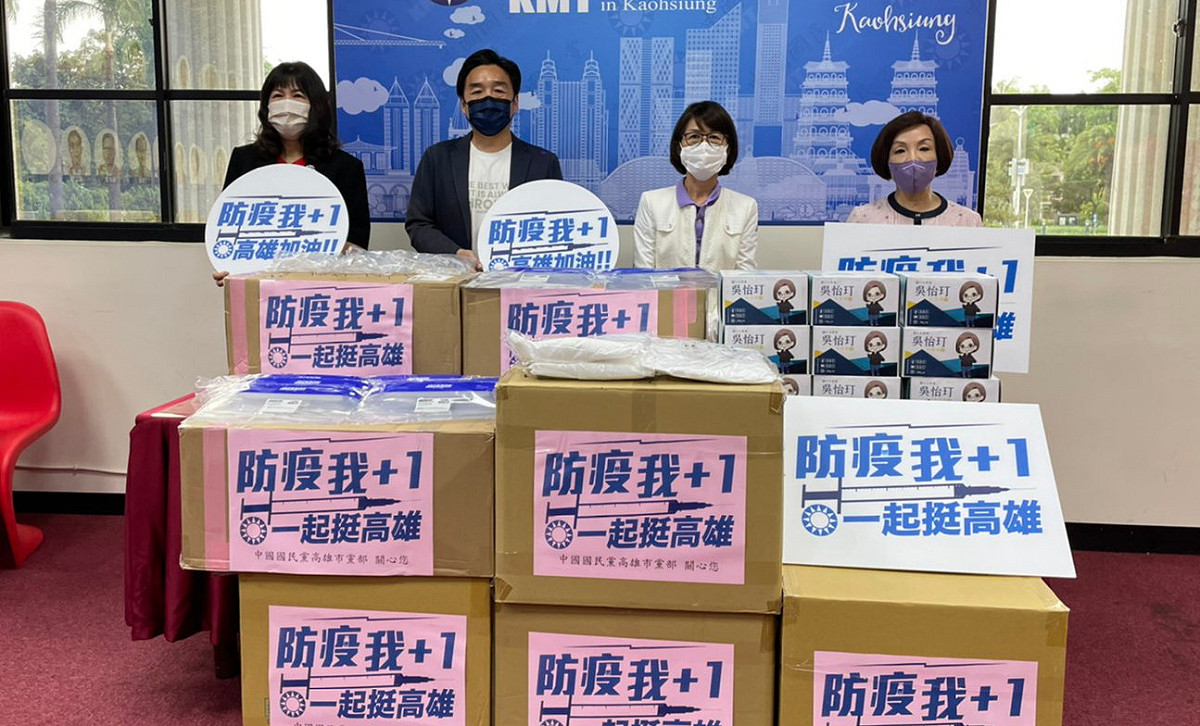 曹桓榮(左二)代表主席江啟臣捐贈高市國民黨團防疫物資=.  固：國民黨高雄市黨部/提供