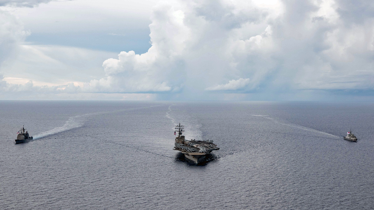 「雷根號」航母、提康德羅加級導彈巡洋艦「夏洛號(CG-67)」與新加坡巡防艦「無畏號(Intrepid，69)」在南海進行聯合軍演。 圖：翻攝U.S. Pacific Fleet推特