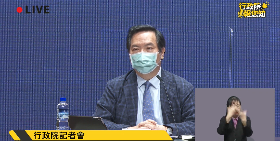 行政院發言人羅秉成針對台積電、鴻海永齡基金會採購疫苗一事表示，政府將正式發函授權台積電及永齡基金會代表政府分別洽談各500萬劑BNT疫苗，送抵台灣捐贈給政府。 圖：擷自直播畫面