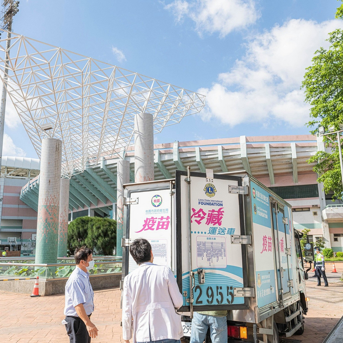 桃園市政府3年前首創全國，購置特製冷藏車配送各式疫苗，3年後的今天大大派上用場。 圖：翻攝鄭文燦臉書