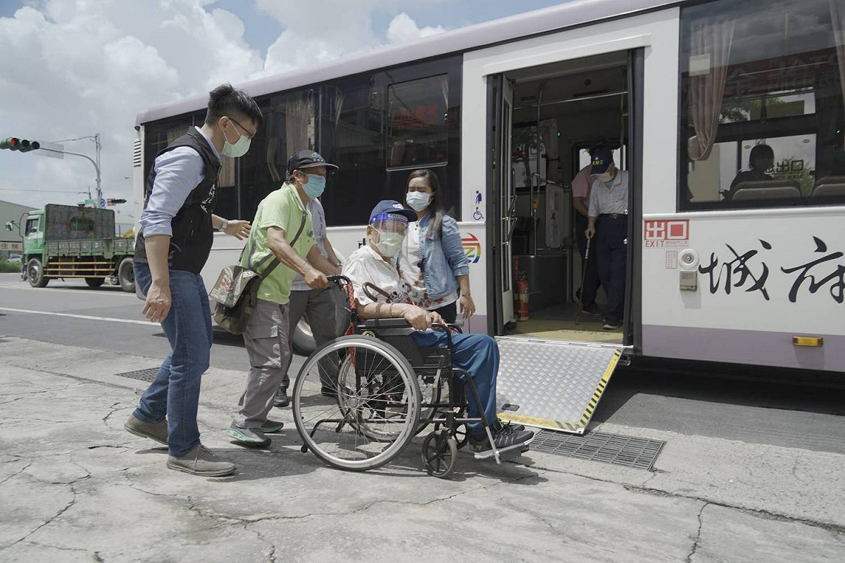 台南市規劃85歲以上長者施打疫苗的相關作業，透過方便就近長輩施打的小型社區接種站，以及使用日照車接送長者，十分便民。 圖：台南市政府提供