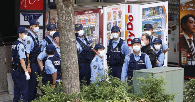 日本一名40多歲男子當地時間17日，在埼玉市一家網吧劫持了一名女性店員，大批警員現場戒備。 圖 : 翻攝自推特