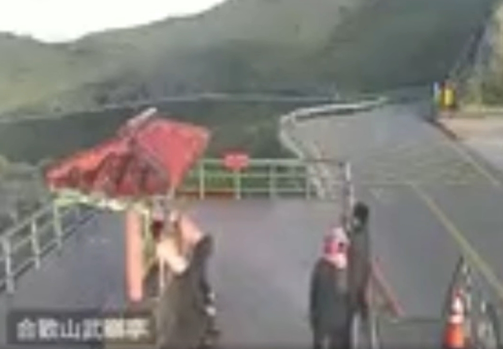 今日有遊客擅闖武嶺亭，太管處表示，將追查開罰。 圖：翻攝自臉書「中橫路況交通資訊站」