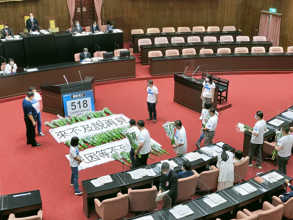 國民黨立委逐一將白色菊花擺在議場前。 圖 : 國民黨團 / 提供
