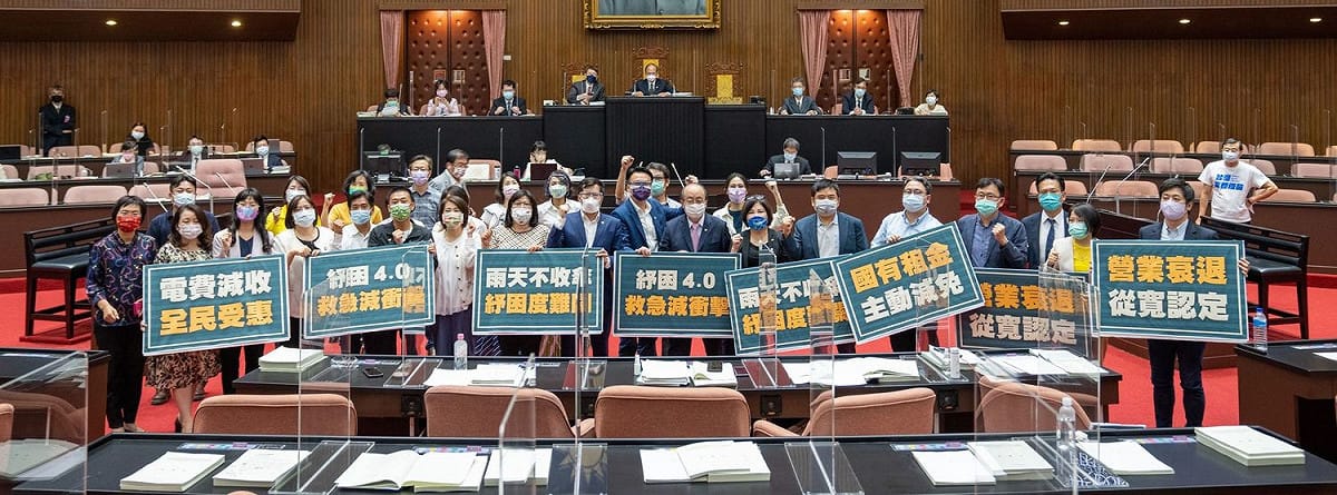 立法院臨時會院會18日三讀通過「紓困4.0」追加預算。 圖：翻攝賴品妤臉書