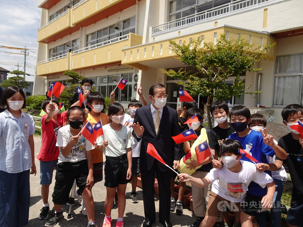 駐日代表謝長廷18日造訪東京奧運台灣隊兩座接待城茨城縣笠間市（圖為宍戶小學）及千葉縣銚子市，贈香蕉給學童增添營養午餐菜色，受到熱烈歡迎。 圖/中央社