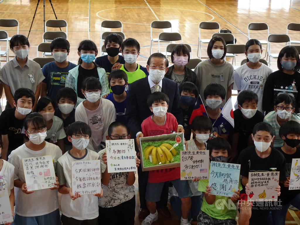駐日代表謝長廷18日造訪東京奧運台灣隊接待城茨城縣笠間市，贈台灣香蕉給宍戶小學，學童寫感謝卡送謝長廷。 圖/中央社