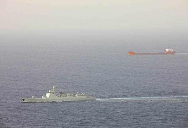 解放軍東部戰區海軍各1艘驅逐艦、護衛艦和補給艦出現在綠島東北方約80浬，由南往北航行。 圖：翻攝自解放軍報(資料照片)