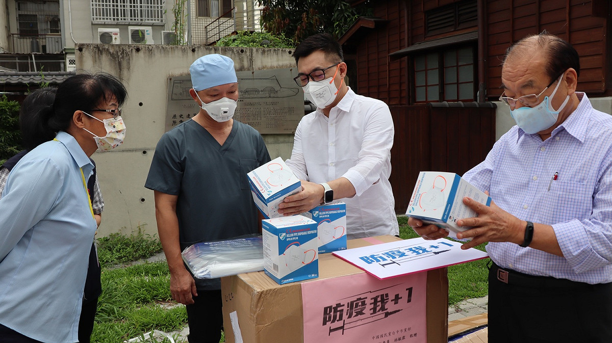 國民黨主席江啟臣（右二）捐贈防疫物資給台中診所協會。 圖：國民黨文傳會/提供