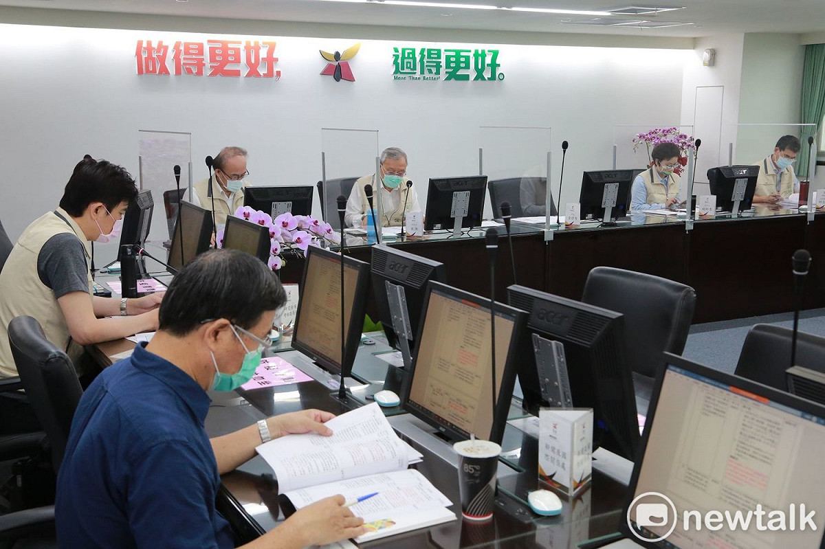 台南市政府今日召開防疫檢討會議，由副市長戴謙召集各局處首長檢討精進防疫作為。勞工局和市警局表示，目前已全面完成652家移工宿舍稽查，並增設606處電子巡邏箱以加強巡簽密度。 圖：台南市政府提供