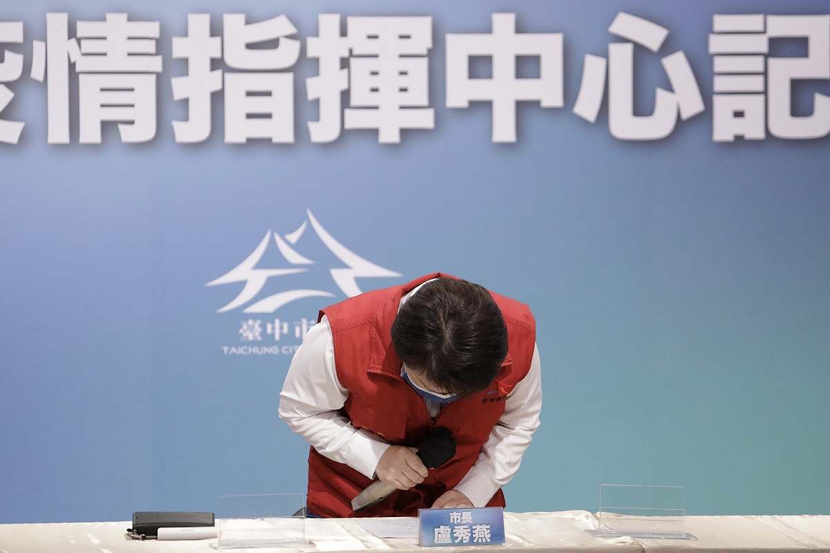 台中市長盧秀燕90度躹躬，表示對開放鄰長施打疫苗的決策負全責。 台中市政府/提供
